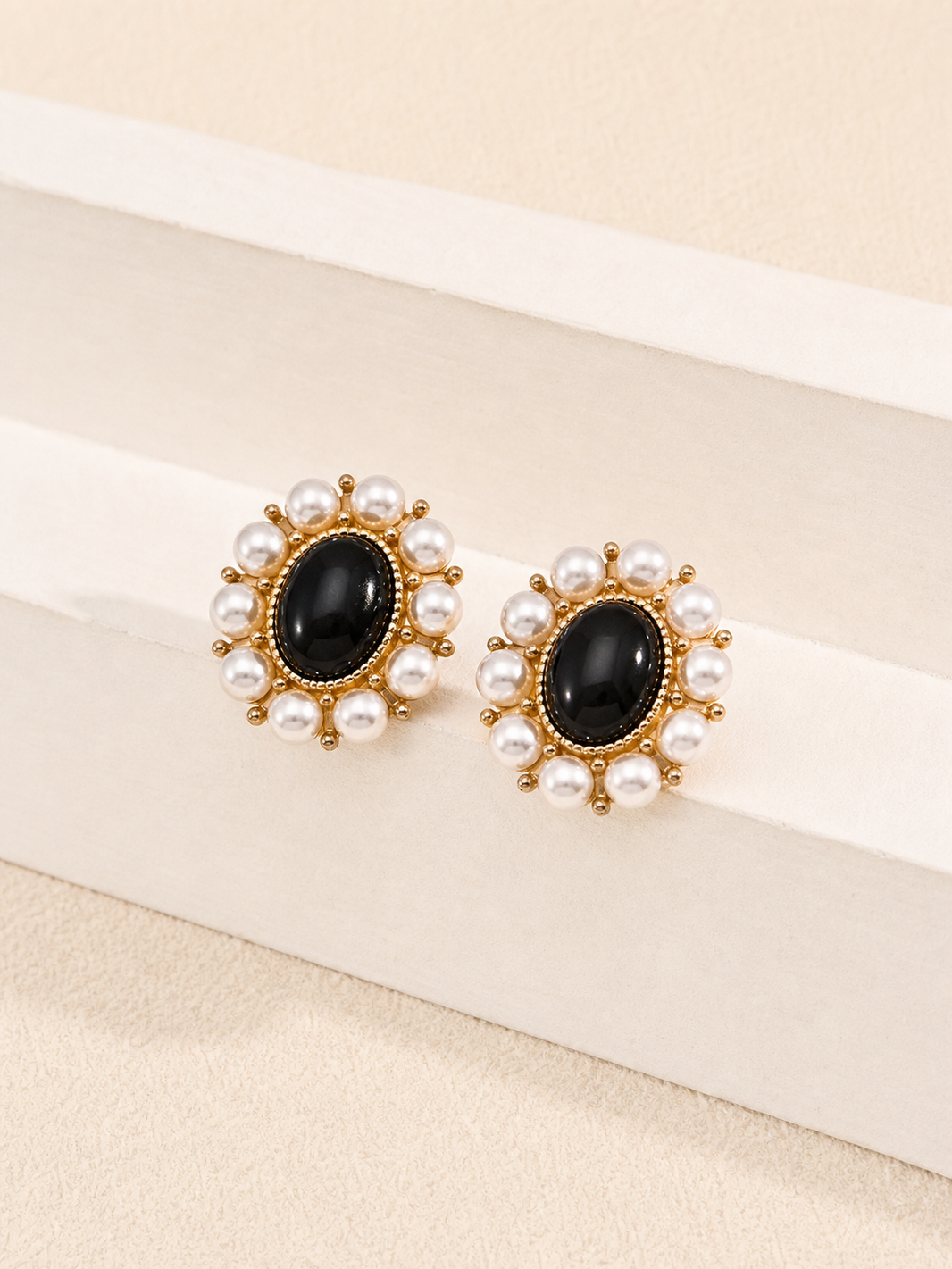 Étoile Noir Pearl Stud Earrings