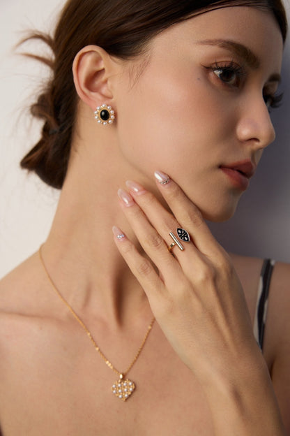 Étoile Noir Pearl Stud Earrings