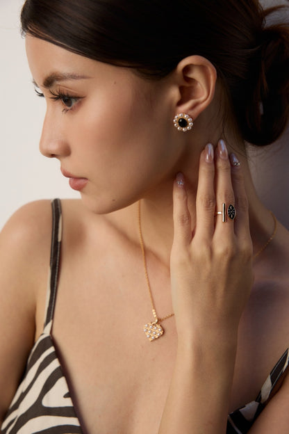 Étoile Noir Pearl Stud Earrings