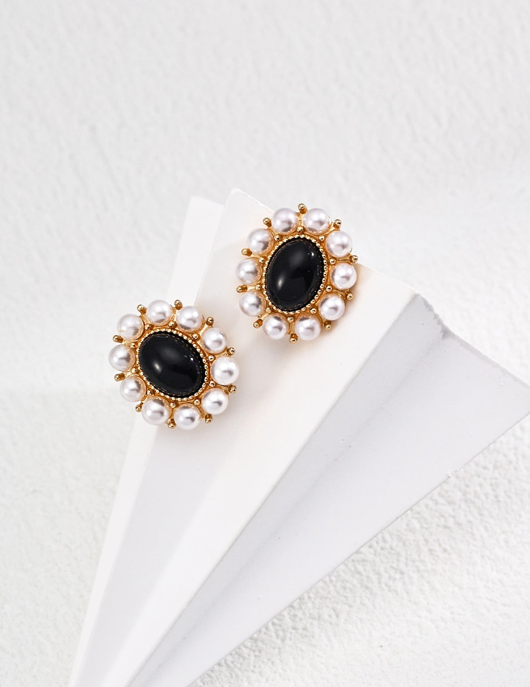 Étoile Noir Pearl Stud Earrings